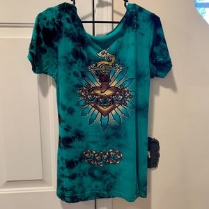 Vibrant greenish/blue top with emblem & bling on front & back. From Buckle store